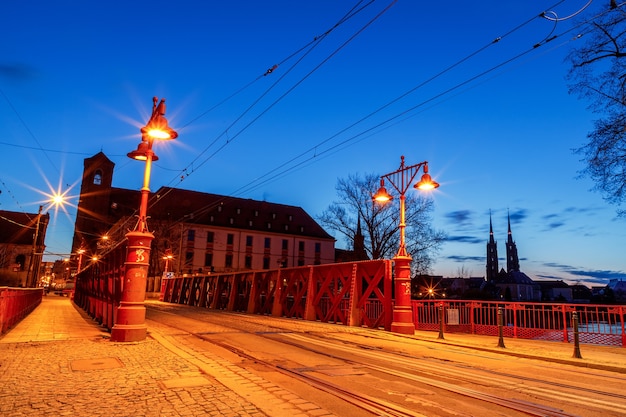 Vista de la mañana de los lugares de interés de la ciudad de wroclaw en polonia en primavera