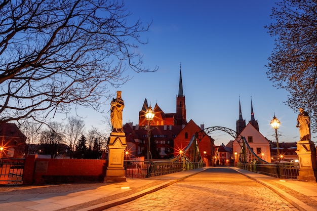 Vista de la mañana de los lugares de interés de la ciudad de wroclaw en polonia en primavera