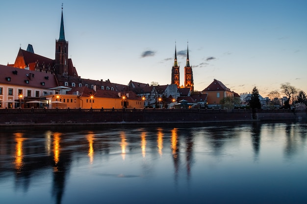 Vista de la mañana de los lugares de interés de la ciudad de wroclaw en polonia en primavera