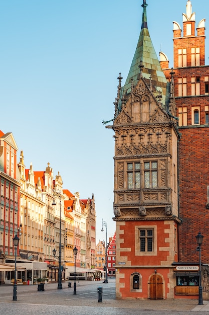 Vista de la mañana de los lugares de interés de la ciudad de wroclaw en polonia en primavera