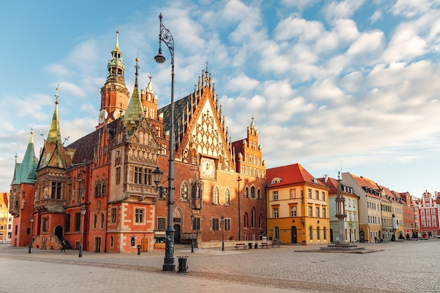 Vista de la mañana de los lugares de interés de la ciudad de wroclaw en polonia en primavera