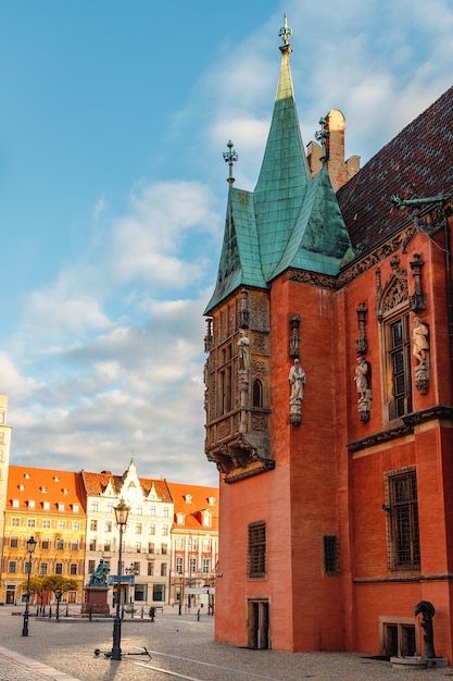 Vista de la mañana de los lugares de interés de la ciudad de wroclaw en polonia en primavera