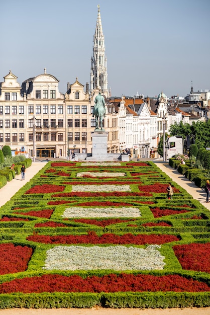 Vista de la mañana en la plaza Arts Mountain con hermosos edificios y la torre del ayuntamiento en Bruselas, Bélgica