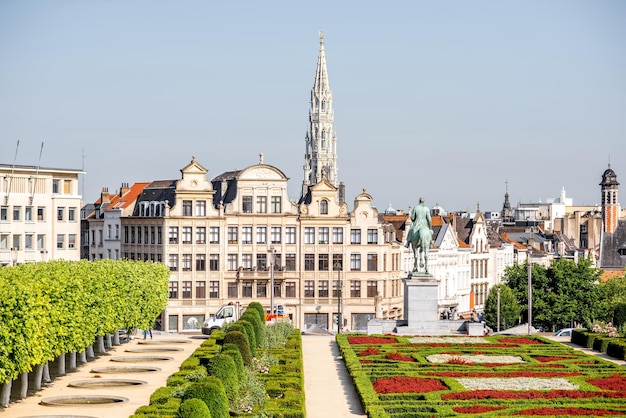 Vista de la mañana en la plaza Arts Mountain con hermosos edificios y la torre del ayuntamiento en Bruselas, Bélgica