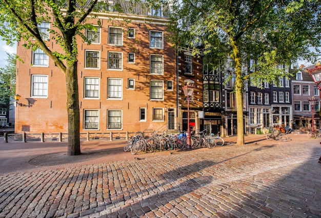 Vista de la mañana en la plaza con hermosos edificios cerca de la Iglesia Vieja en la ciudad de Amsterdam