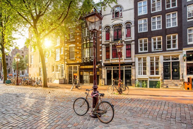 Vista de la mañana en la plaza con hermosos edificios cerca de la Iglesia Vieja en la ciudad de Amsterdam