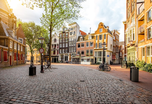 Vista de la mañana en la plaza con hermosos edificios cerca de la Iglesia Vieja en la ciudad de Amsterdam