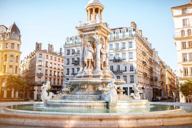 Vista de la mañana en la plaza de los Jacobinos y una hermosa fuente en la ciudad de Lyon, Francia.