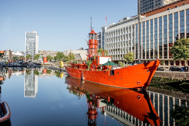 Foto vista de la mañana en el puerto de wijn con barco rojo en la ciudad de rotterdam