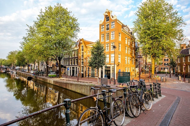 Vista de la mañana sobre los hermosos edificios y el canal de agua en Amsterdam