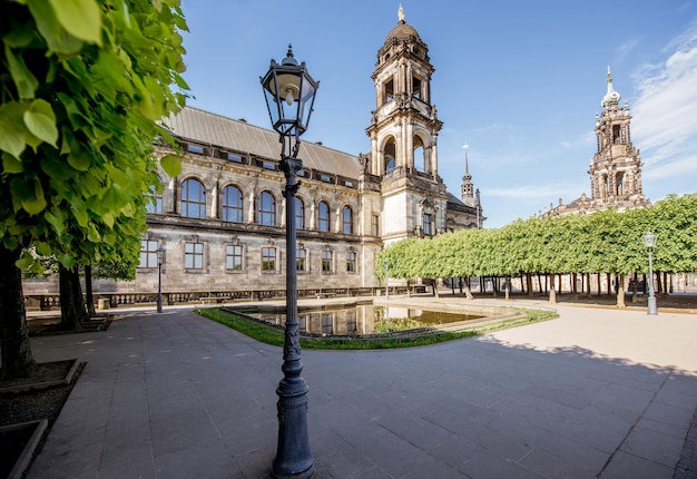 Vista de la mañana en la terraza Bruhl con el edificio del Tribunal de Apelación en la ciudad de Dresde, Alemania