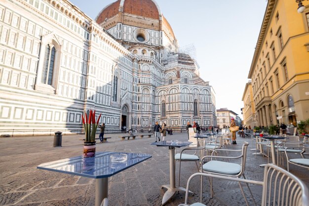 Vista de la mañana en la terraza del café en la plaza de la catedral en florencia italia