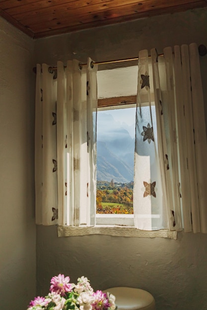 Vista de la mañana a través de la ventana de la sala de estar