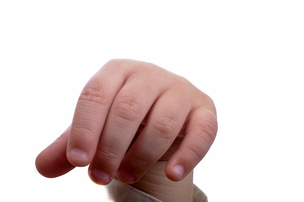 vista de una mano de un bebé en un fondo blanco