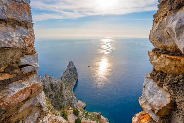 Una vista del mar desde un acantilado con vistas al mar