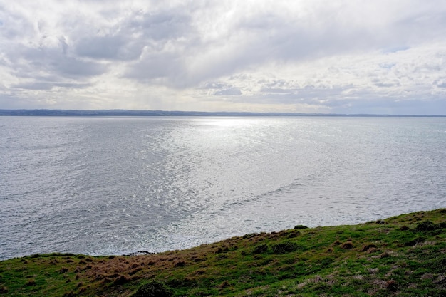 Una vista del mar desde los acantilados de la costa de inglaterra.