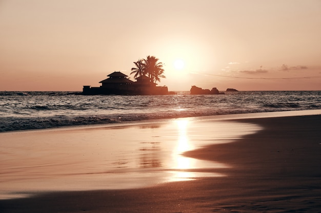 Vista del mar al atardecer y casa en la isla