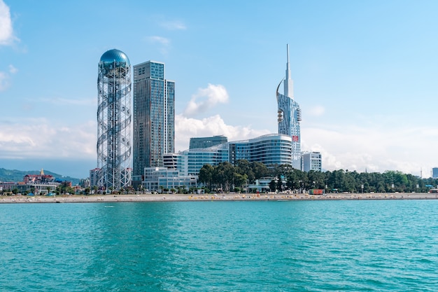 Vista desde el mar al paisaje urbano de la ciudad turística con rascacielos y torre del alfabeto en Batumi