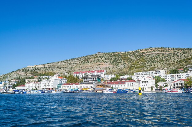 Vista desde el mar al pueblo costero