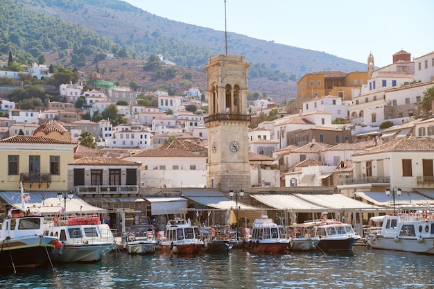 Vista desde el mar al puerto marítimo de Hydra Marina Grecia