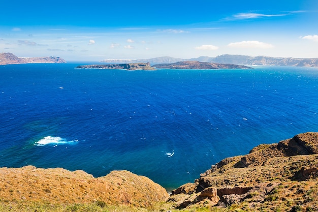 Vista del mar azul y de las islas. Isla de Santorini, Grecia. Hermoso paisaje de verano