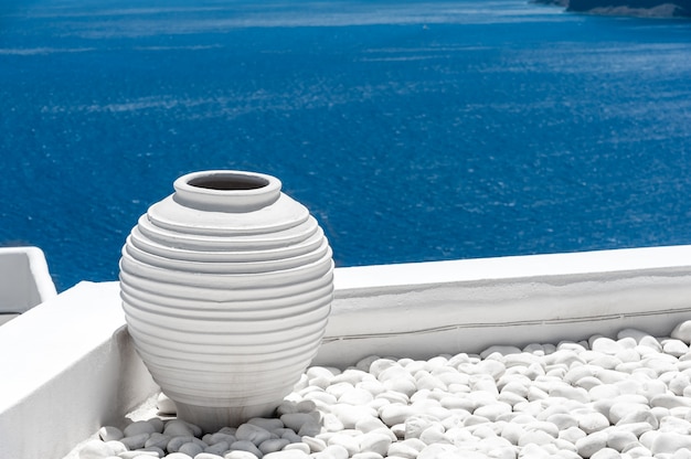 Foto vista del mar azul de santorini desde el pueblo de oia