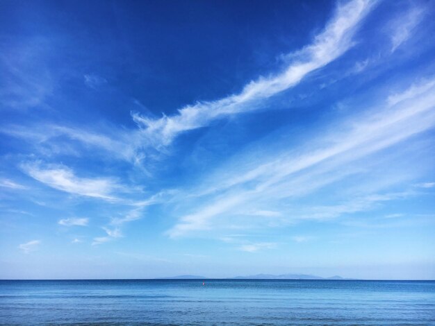 Vista del mar azul tranquilo contra el cielo