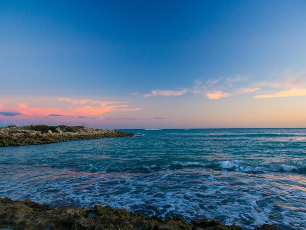 Vista del mar azul tranquilo contra el cielo