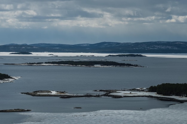 Vista del Mar Blanco desde la plataforma de observación en Kandalaksha