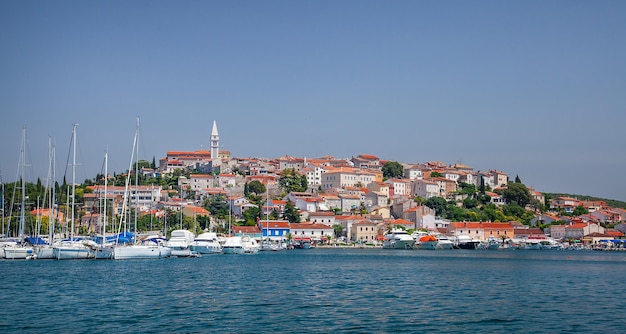 Vista desde el mar en el casco histórico de la ciudad de Porec Croacia