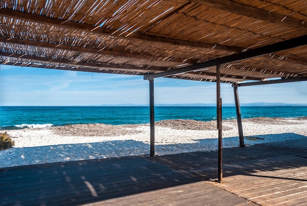 Vista del mar desde un cenador de juncos