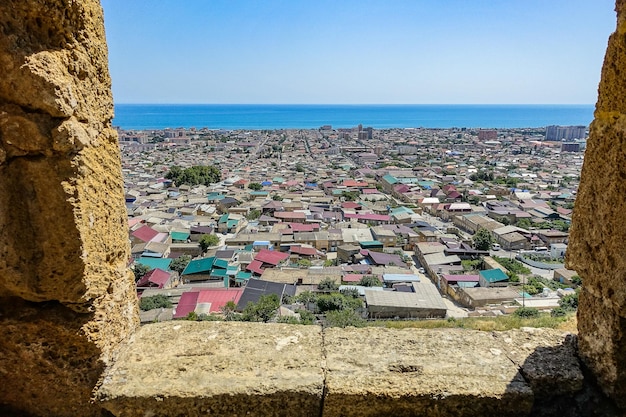 Vista del mar y la ciudad desde la Fortaleza NarynKala en Derbent Daguestán Rusia Junio 2021