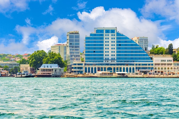 Foto vista desde el mar a la ciudad de sebastopol