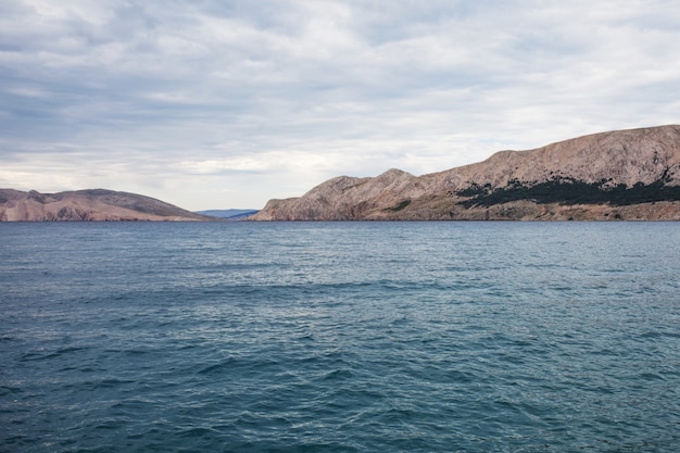 Vista del mar y el clima nublado de las montañas. Grandeza y tranquilidad del paisaje.