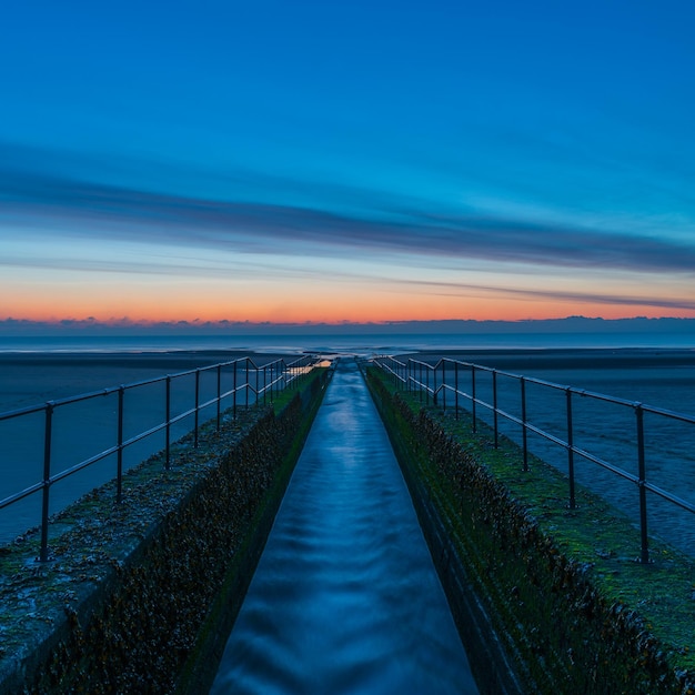 Foto vista del mar contra el cielo durante el amanecer