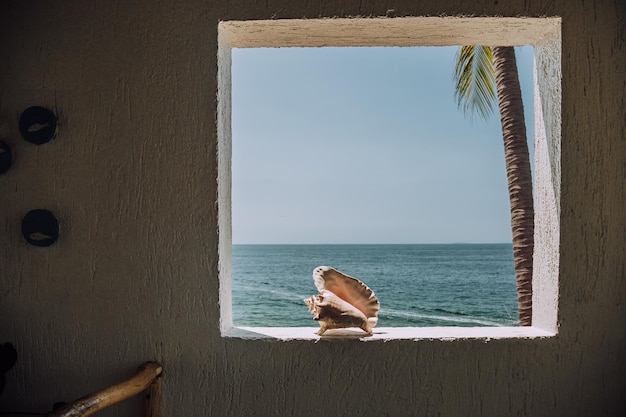 Foto vista del mar contra el cielo despejado