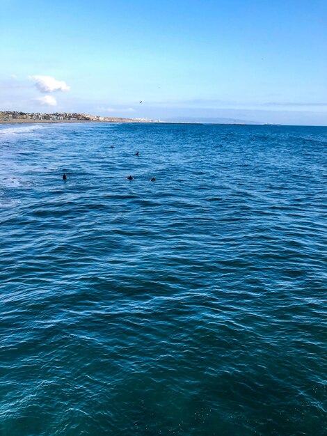 Foto vista del mar contra el cielo