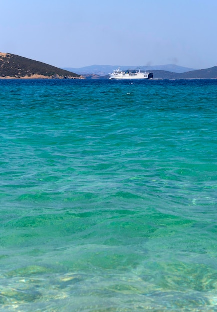 Vista del mar Egeo cerca de la ciudad de Marmari en la isla griega de Evia en Grecia en un día soleado