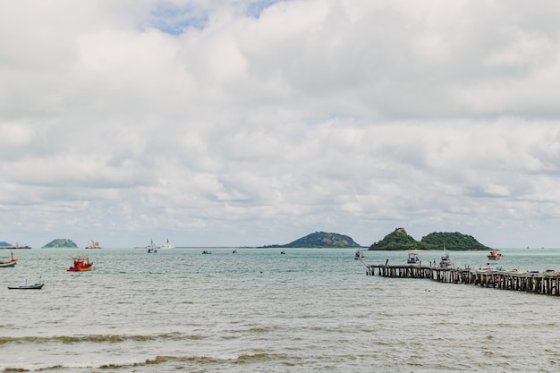 Vista del mar del golfo de tailandia con barco de pescadores e islas pequeñas