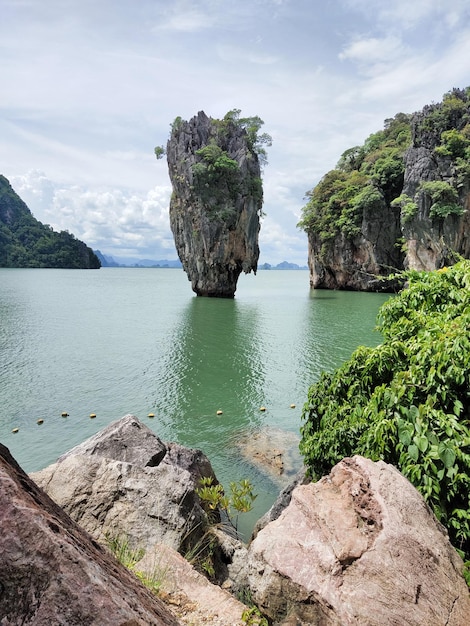 Una vista del mar desde la isla de la bahía de halong