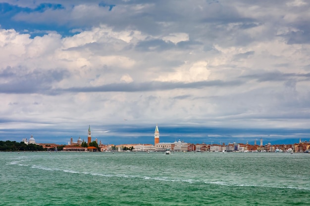 Vista desde el mar a la laguna de Venecia Italia