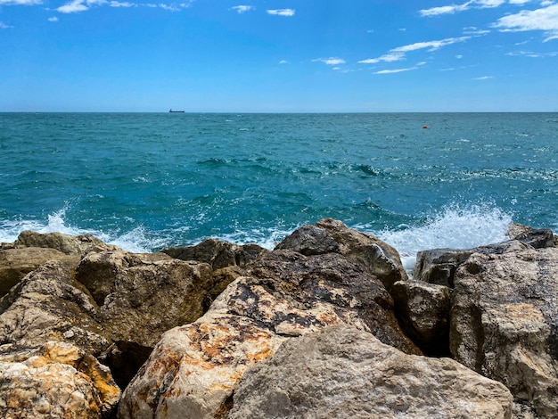 Vista del mar llegando a los acantilados del mar Mediterráneo de Málaga en verano.