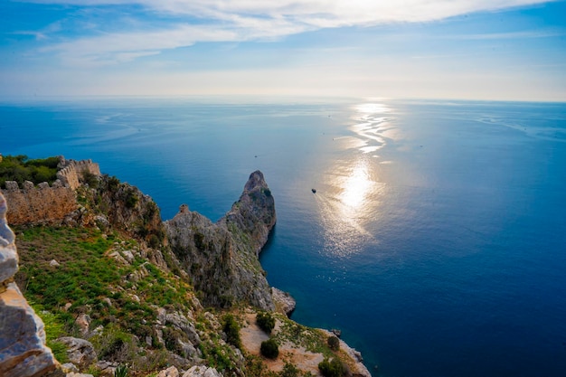 Una vista del mar desde lo alto de un acantilado