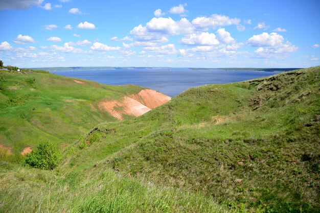 Una vista del mar desde lo alto de una colina con horizonte y nubes en el espacio de copia del cielo