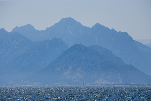 Vista del mar mediterráneo contra las altas montañas de tauro