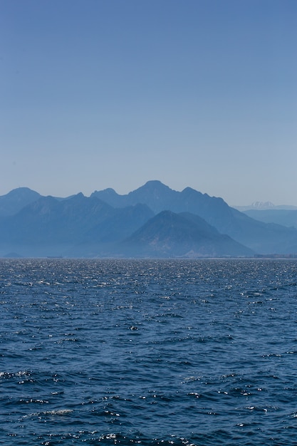 Vista del mar mediterráneo contra las altas montañas de tauro