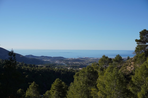 Una vista del mar desde la montaña.