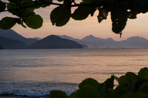 Vista del mar y las montañas a lo lejos al amanecer