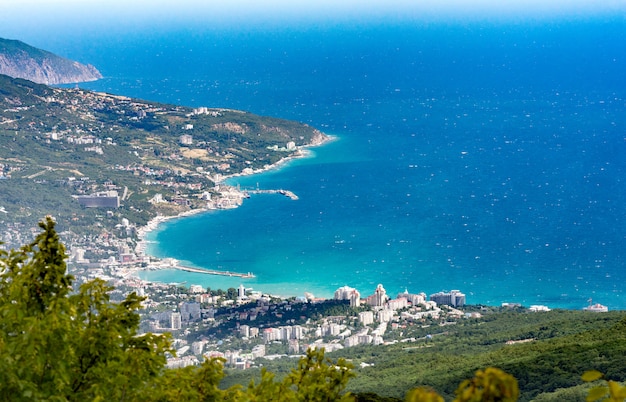 Vista del Mar Negro desde el Monte Ai-Petri. Debajo del pueblo de Alupka Big Yalta. Nublado clima soleado.