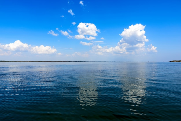 Vista del mar con nubes blancas y esponjosas.